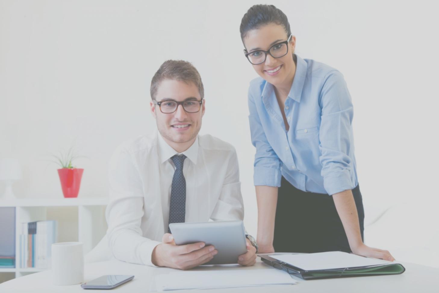 Bureau de travail avec documentation financière et outils de planification budgétaire